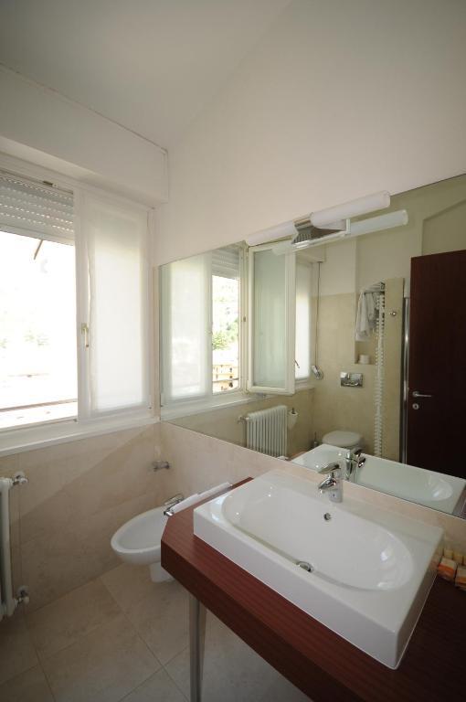 Hotel Conradi Chiavenna Habitación foto